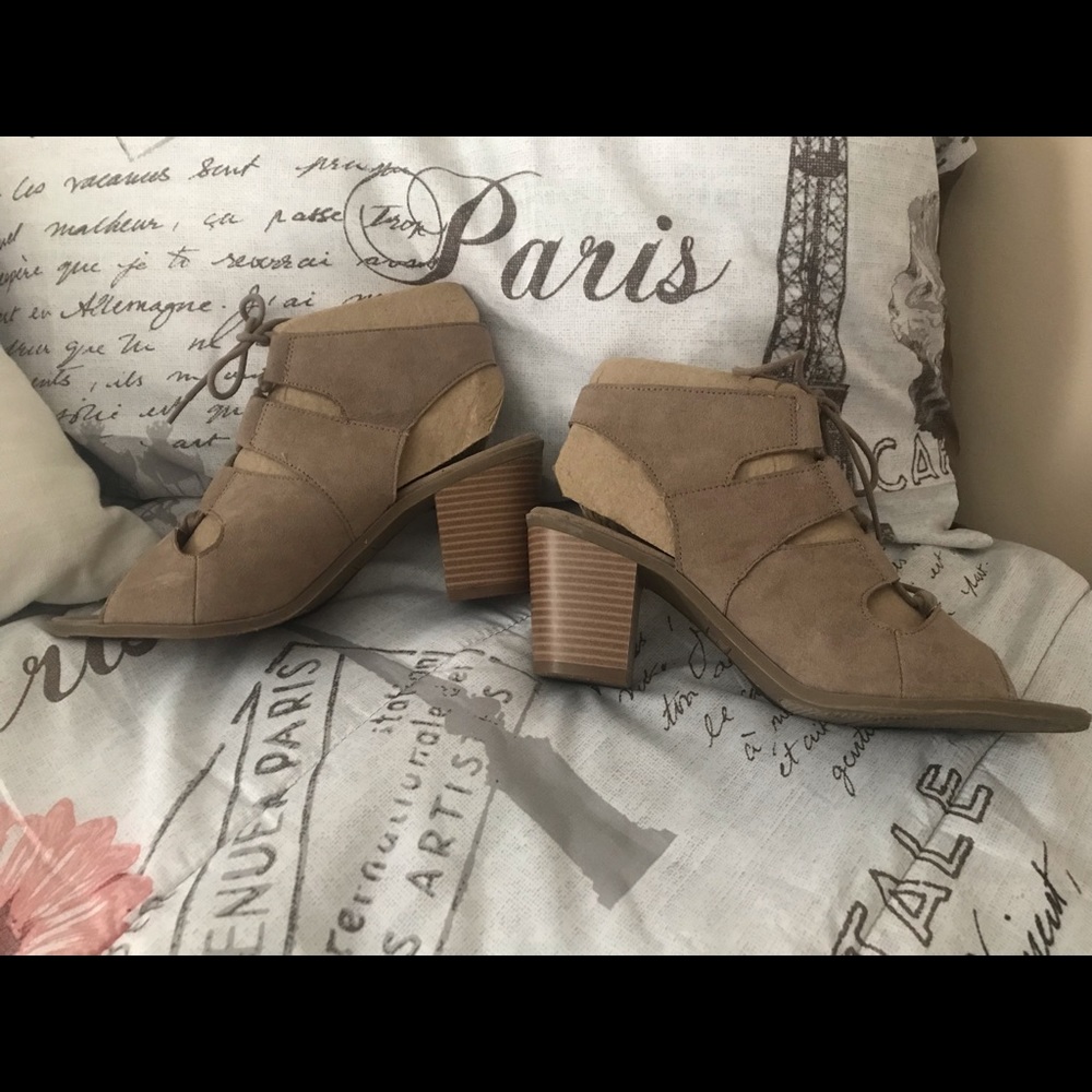 Woman’s Beige sandals with lace up tie - Picture 2 of 5